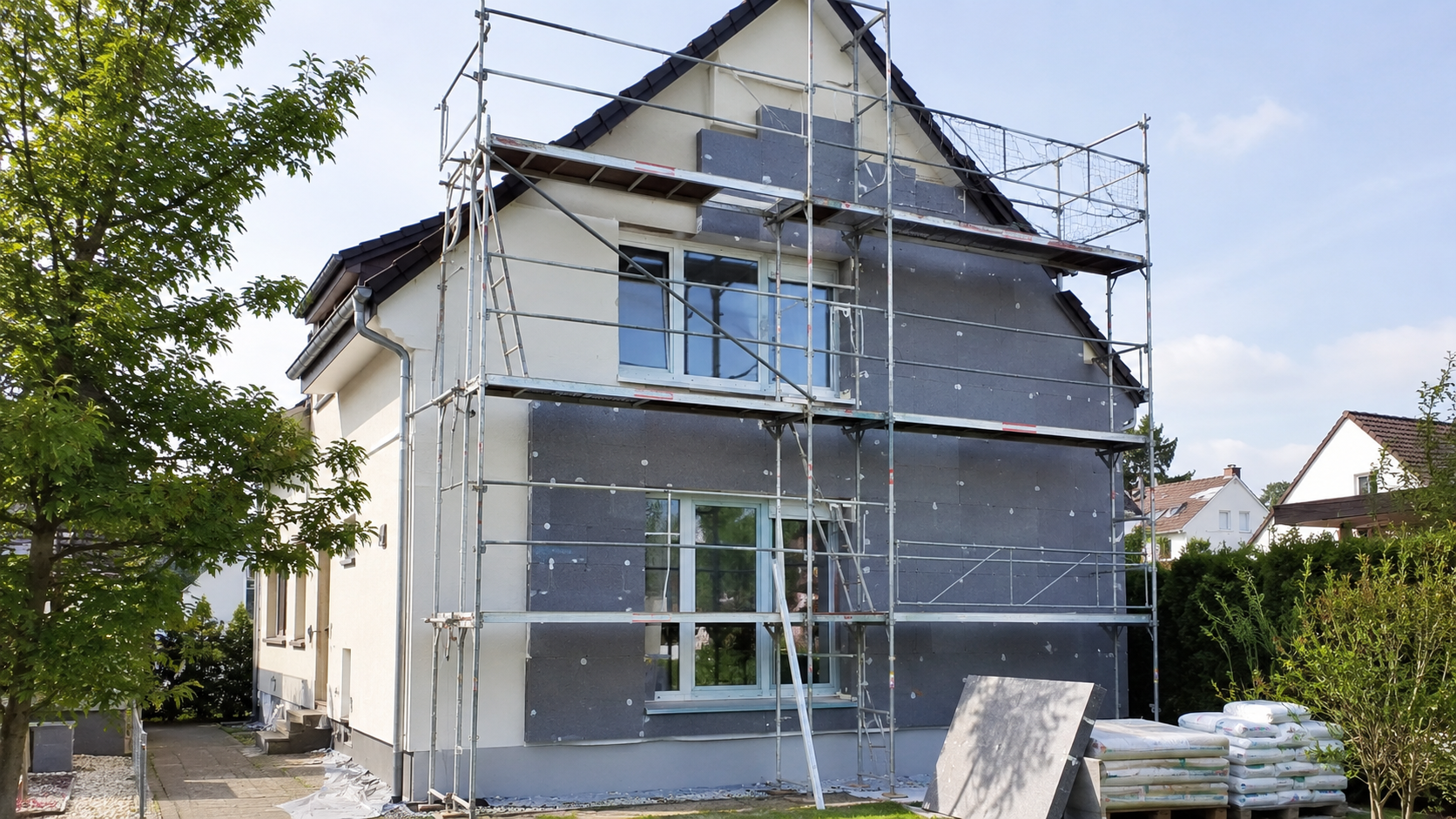 Gerüst für Fassadendämmung an einem Wohnhaus in Böblingen